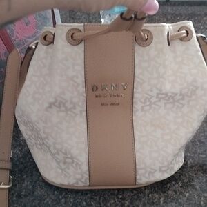 Nwt DKNY NOHO bucket bag